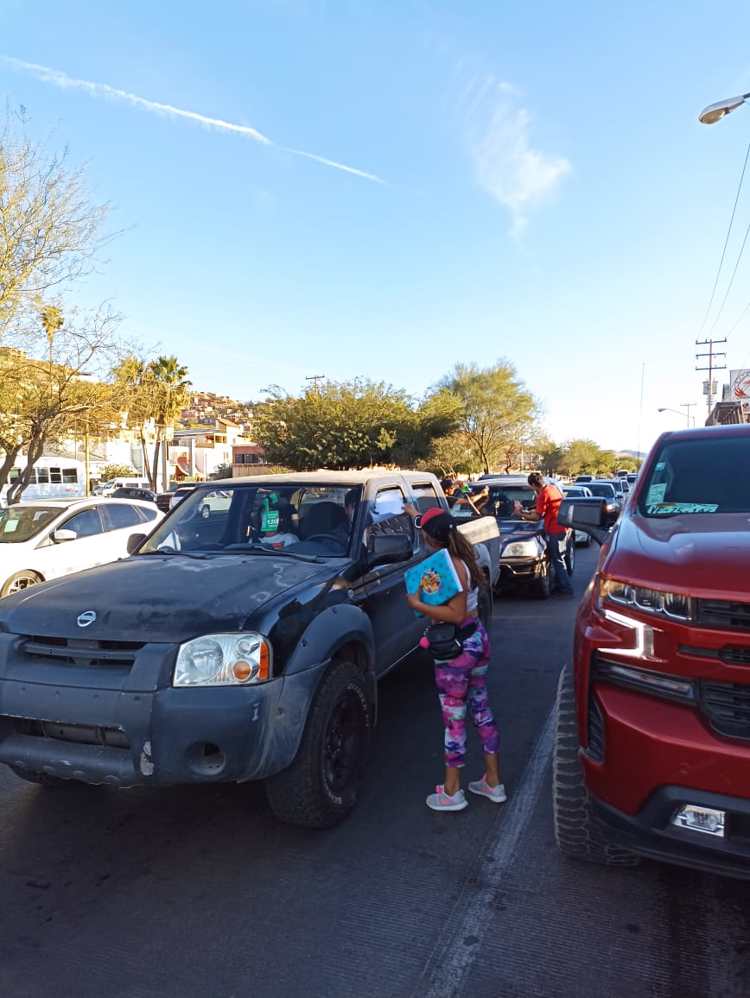 Madre pide apoyo en las calles para su hijo con leucemia