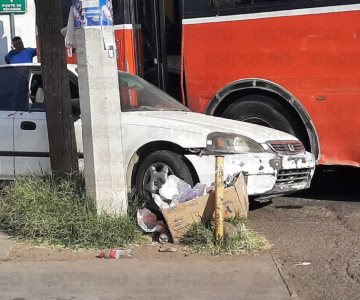 Sedán queda atrapado entre un camión y un poste; chocan en Hermosillo