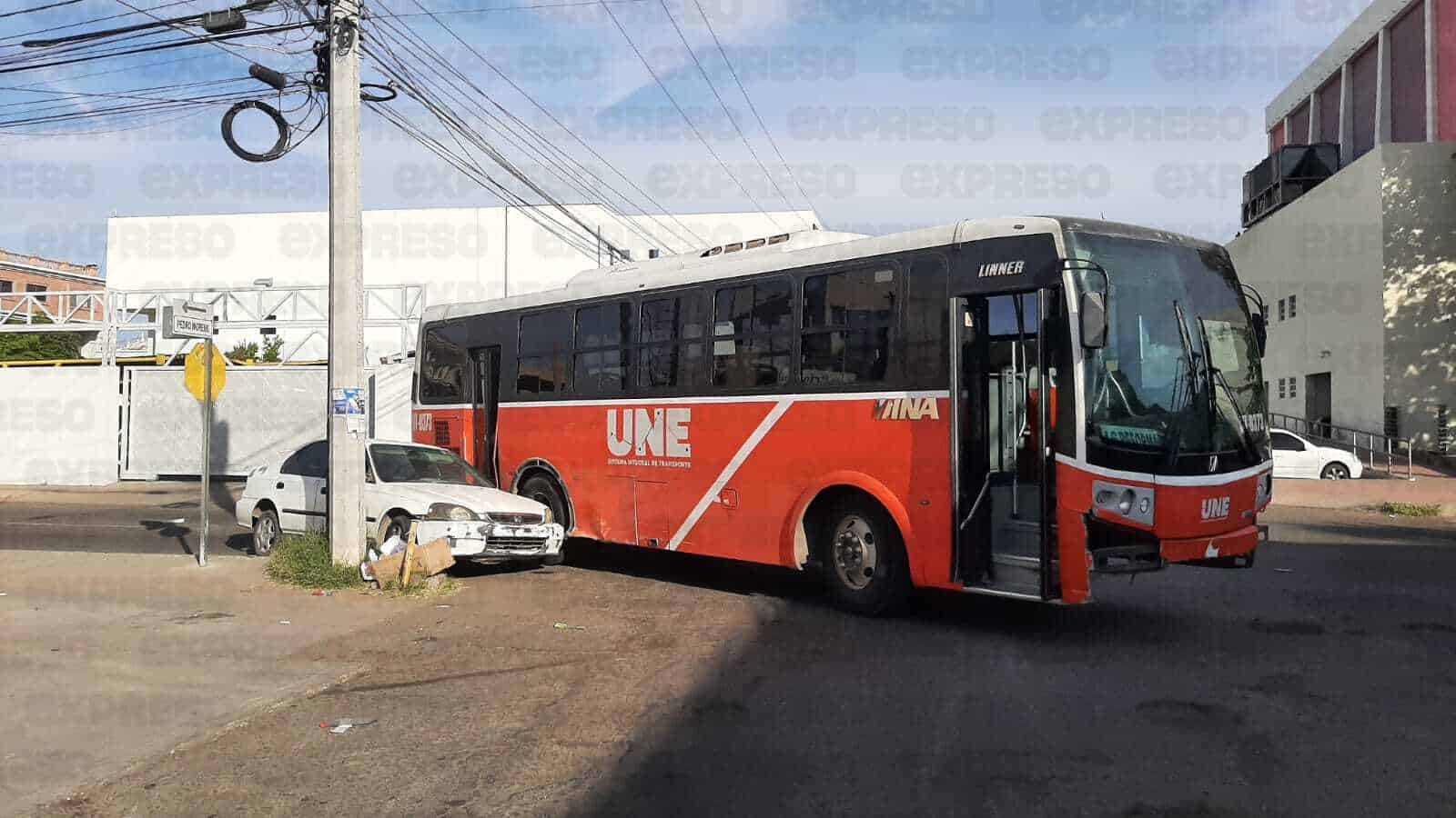 Sedán queda atrapado entre un camión y un poste; chocan en Hermosillo