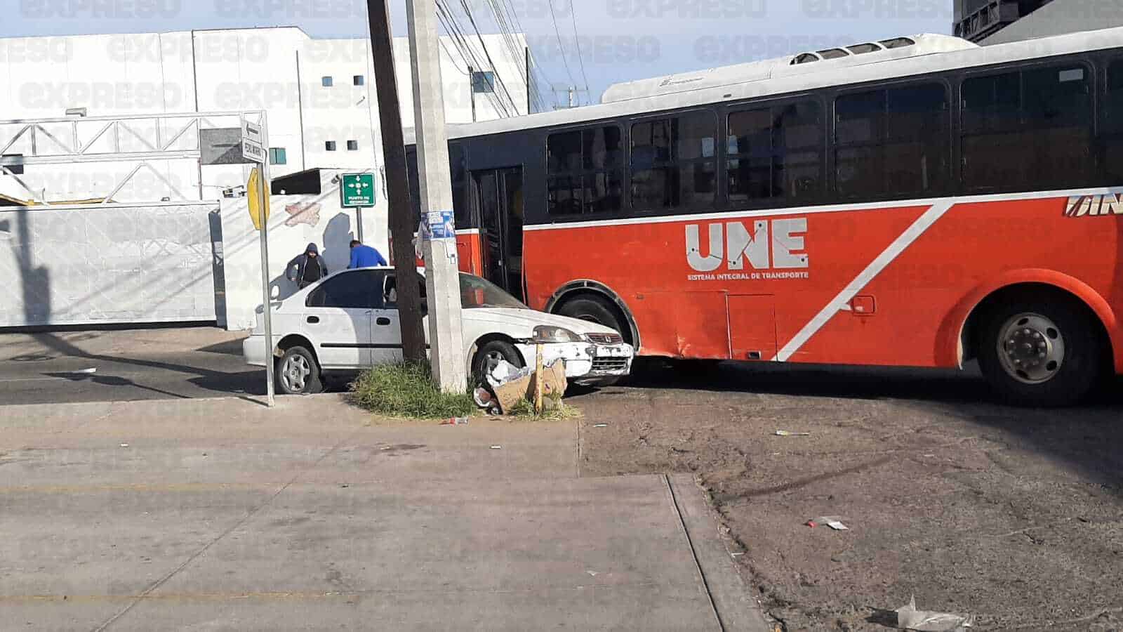 Sedán queda atrapado entre un camión y un poste; chocan en Hermosillo