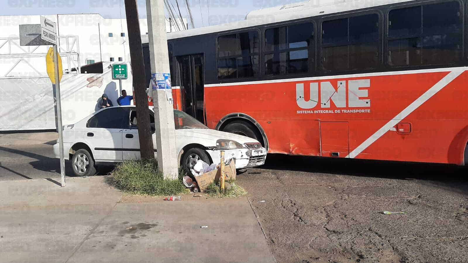 Sedán queda atrapado entre un camión y un poste; chocan en Hermosillo