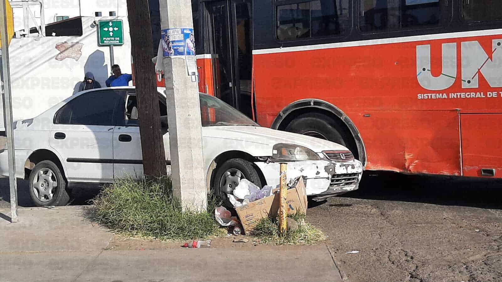 Sedán queda atrapado entre un camión y un poste; chocan en Hermosillo