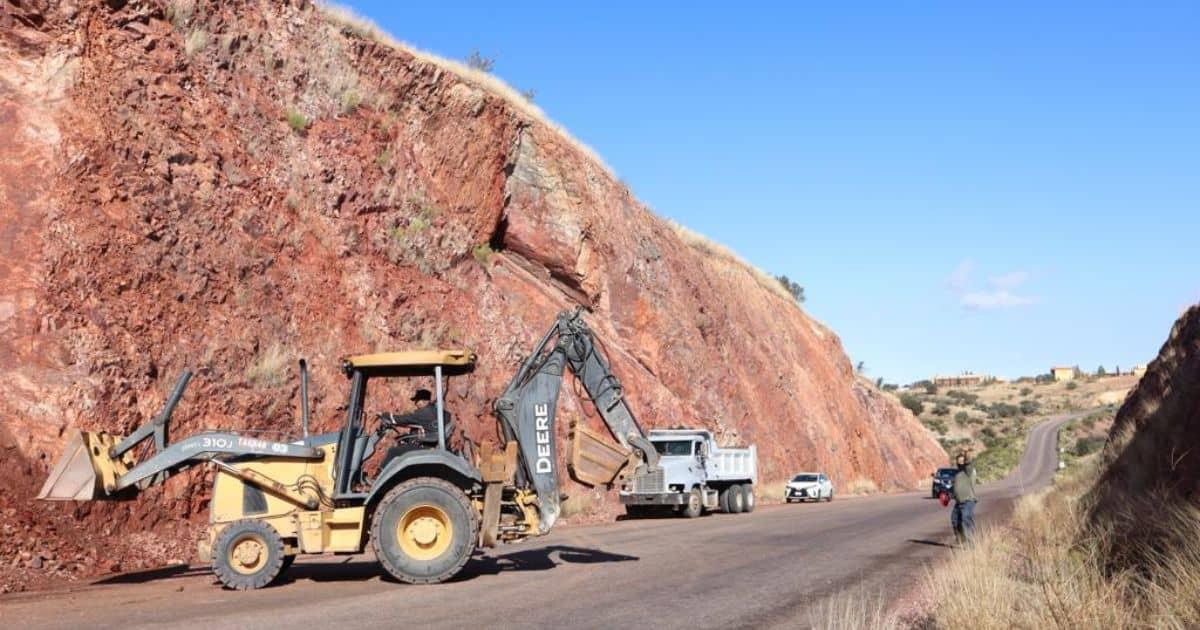 Retiran toneladas de tierra para evitar deslaves en Nogales
