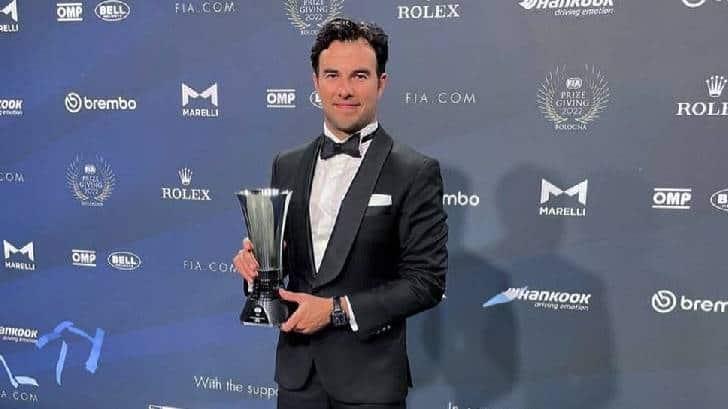 Checo Pérez recibe reconocimiento por tercer lugar de pilotos