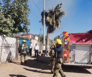 Se incendia domicilio en la Y Griega; rescatan a pareja de adultos mayores