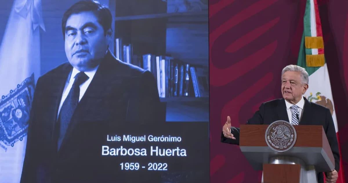 Rinde AMLO homenaje a Miguel Barbosa con cuerpo presente