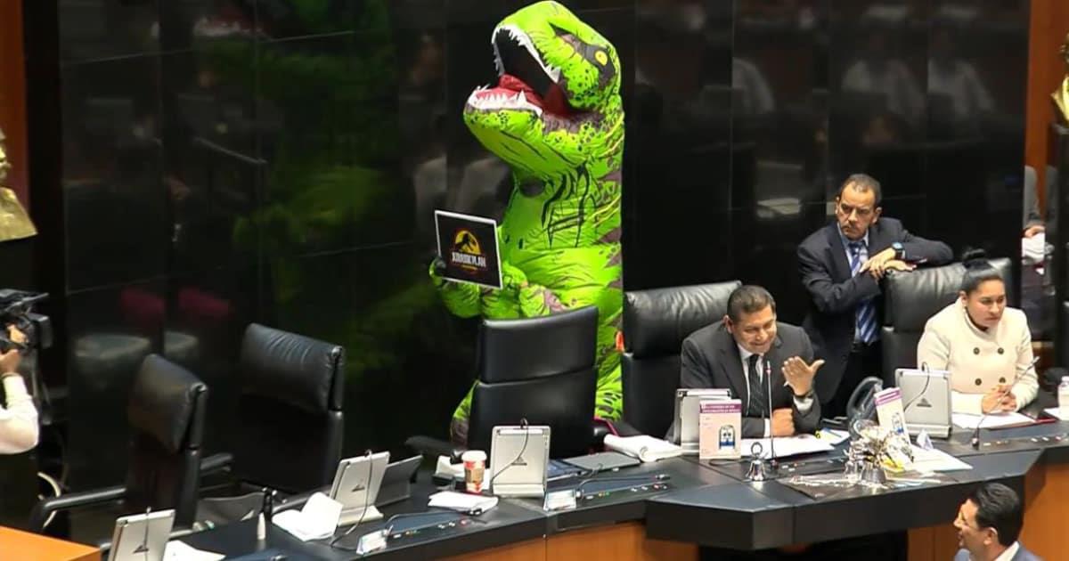 Aparece un dinosaurio en el Senado mientras se discute Plan B electoral