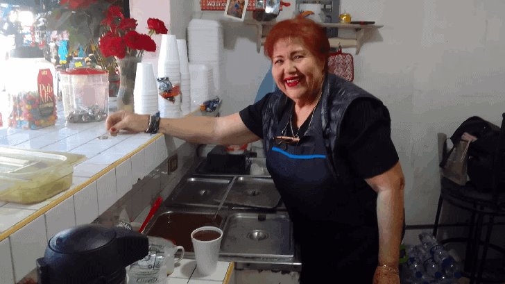 Leyda Molina prepara el mejor champurrado del mundo