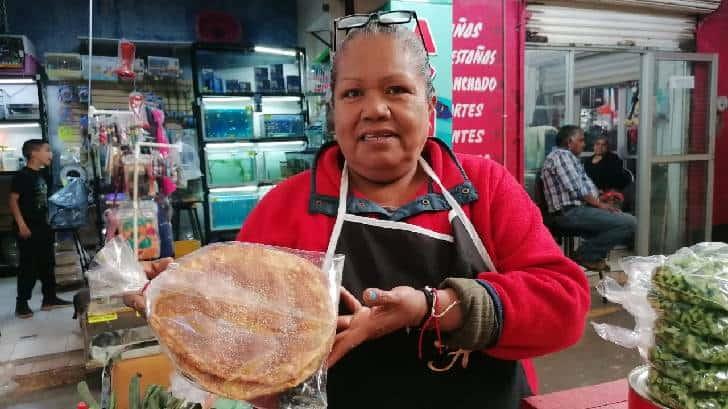 Amalia Ramírez prepara uno de los postres que no pueden faltar en Navidad