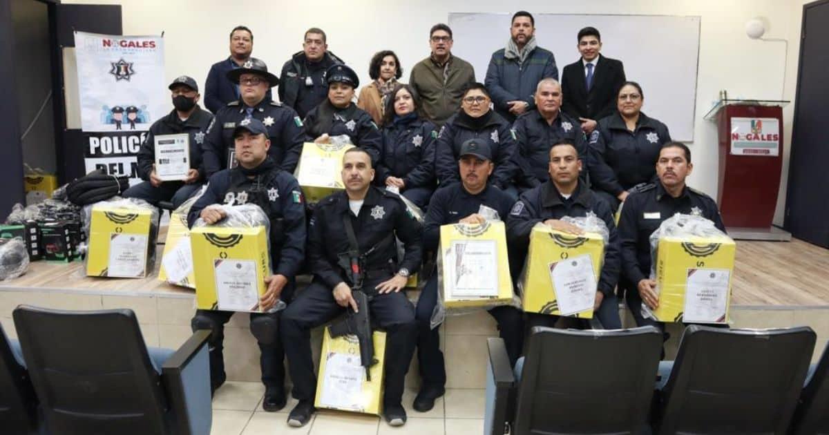 Entregan uniformes a cuerpo policiaco de Nogales