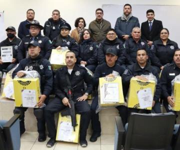 Entregan uniformes a cuerpo policiaco de Nogales