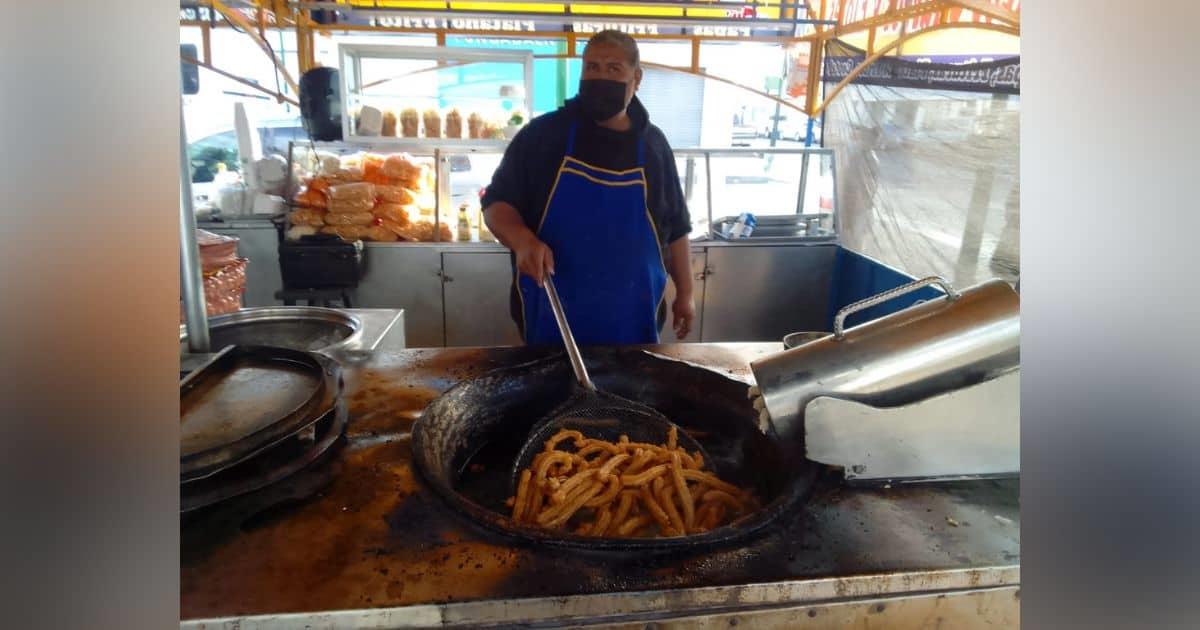 Andrés lleva más de 50 años vendiendo churros en Hermosillo