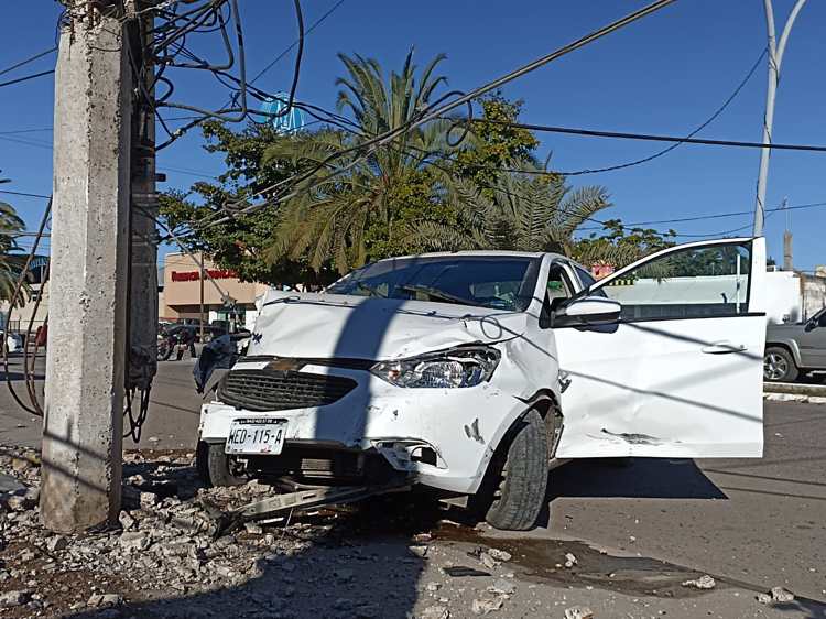 Automóvil impacta con motocicleta en poblado Miguel Alemán