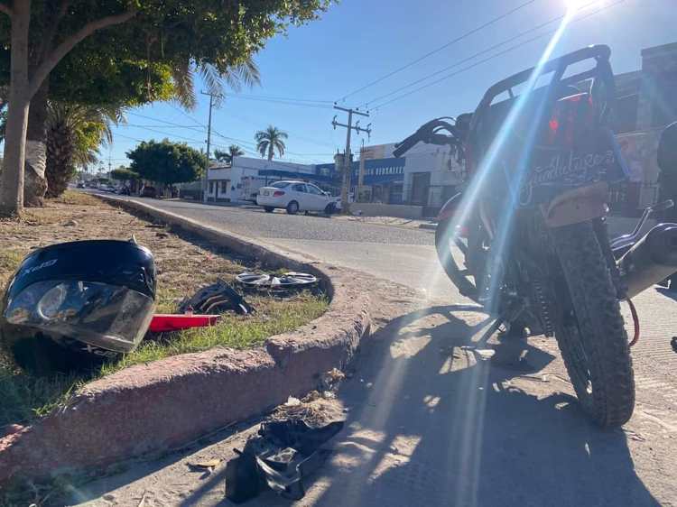 Automóvil impacta con motocicleta en poblado Miguel Alemán