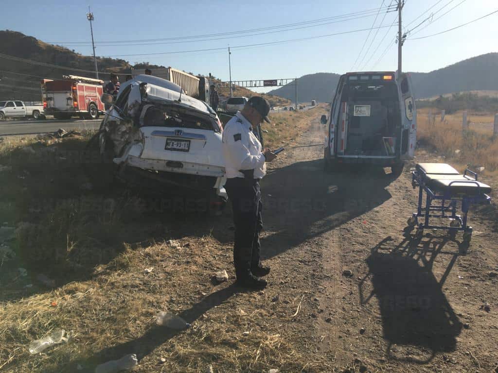 Choque entre camioneta y tráiler al sur de Hermosillo deja 3 lesionados