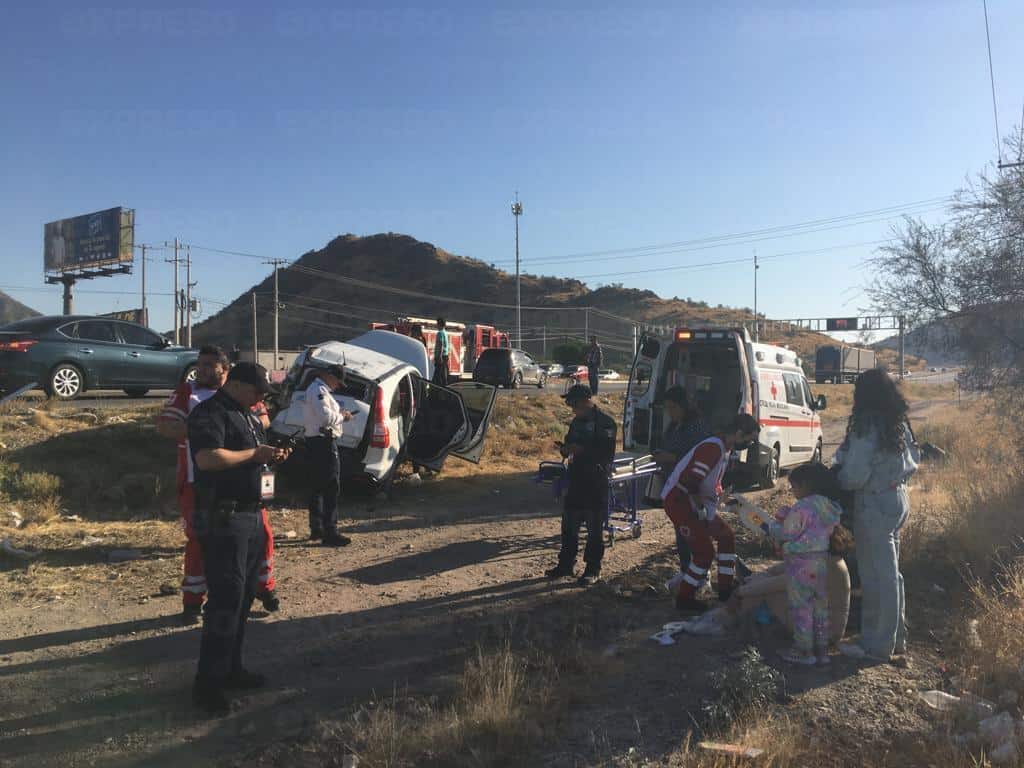 Choque entre camioneta y tráiler al sur de Hermosillo deja 3 lesionados