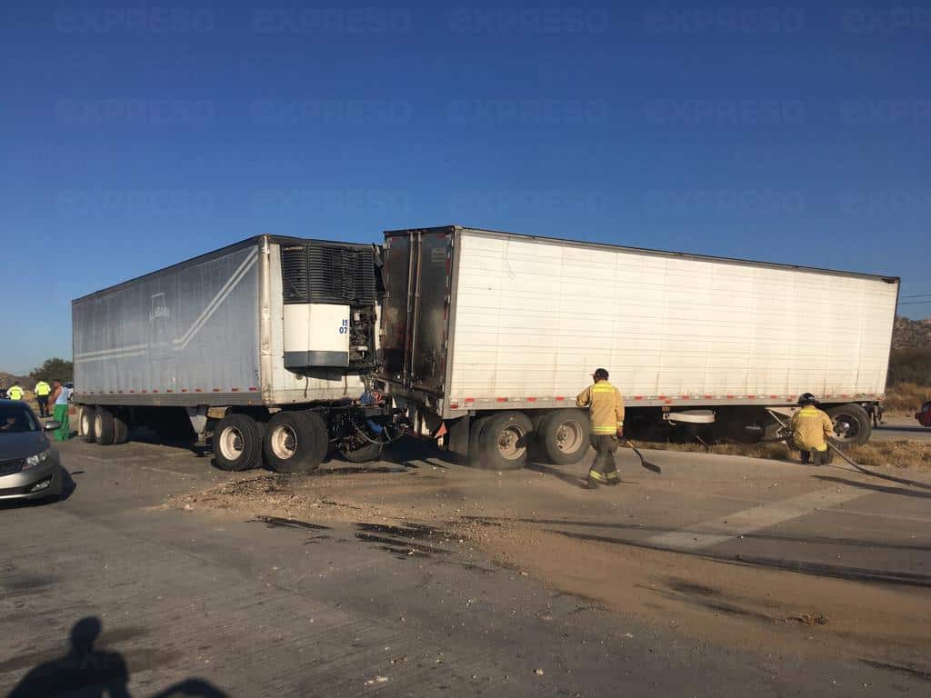 Choque entre camioneta y tráiler al sur de Hermosillo deja 3 lesionados