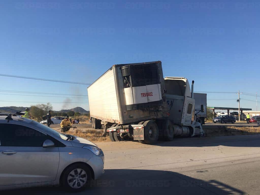 Choque entre camioneta y tráiler al sur de Hermosillo deja 3 lesionados