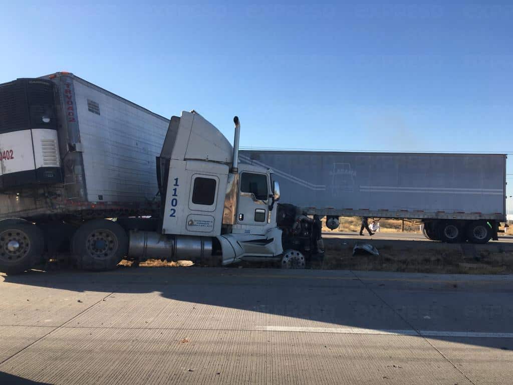 Choque entre camioneta y tráiler al sur de Hermosillo deja 3 lesionados