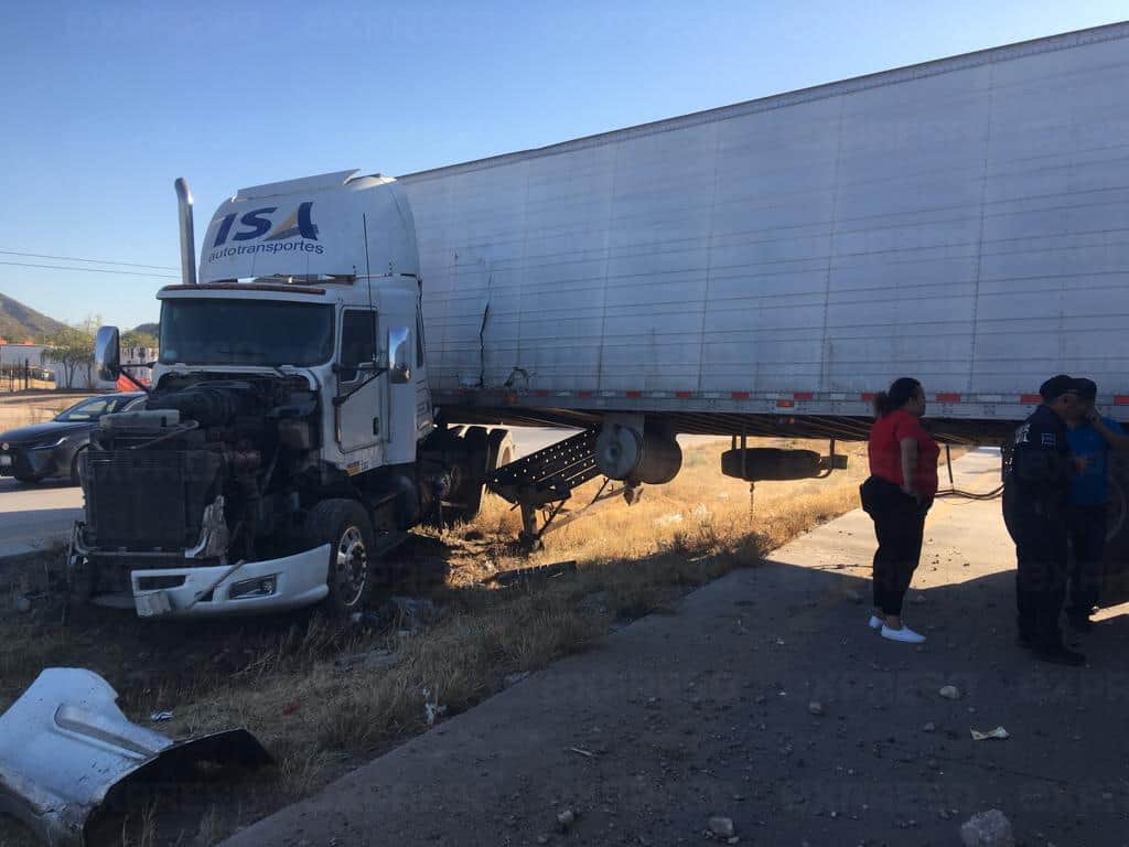 Choque entre camioneta y tráiler al sur de Hermosillo deja 3 lesionados