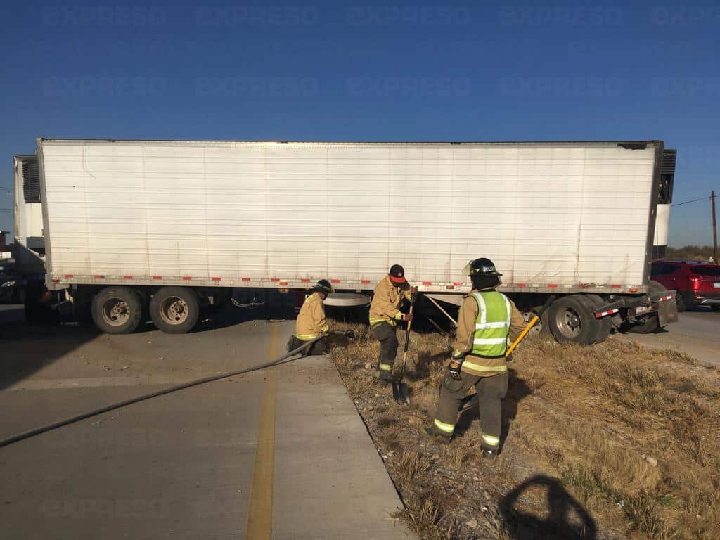 Choque entre camioneta y tráiler al sur de Hermosillo deja 3 lesionados