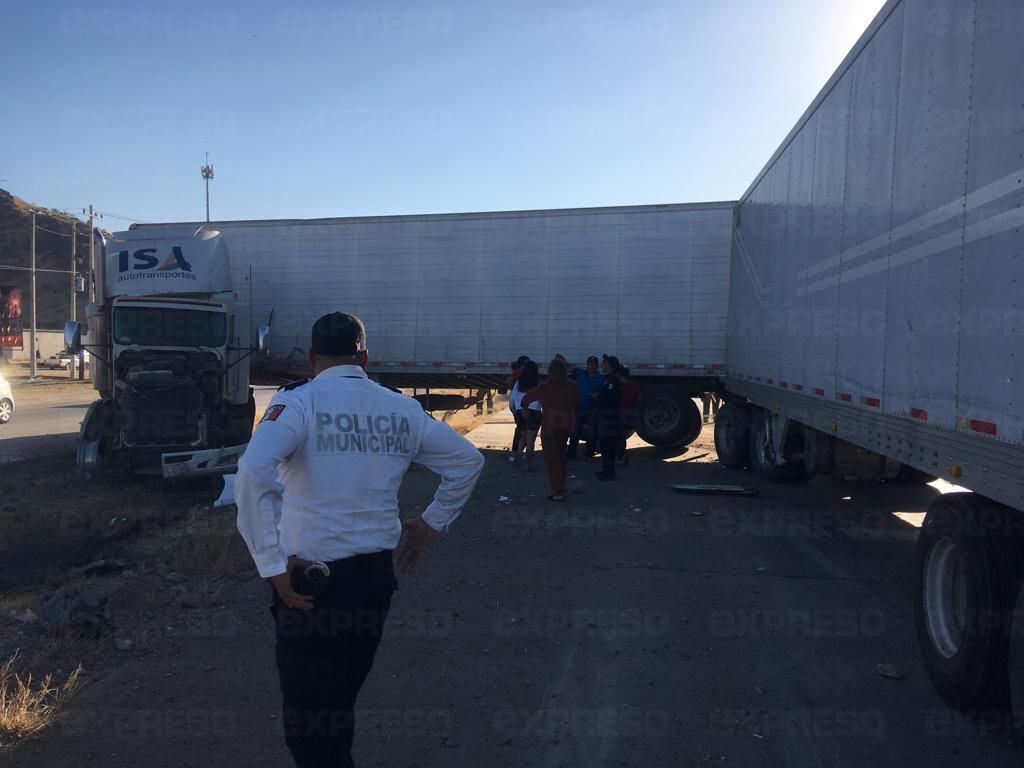 Choque entre camioneta y tráiler al sur de Hermosillo deja 3 lesionados