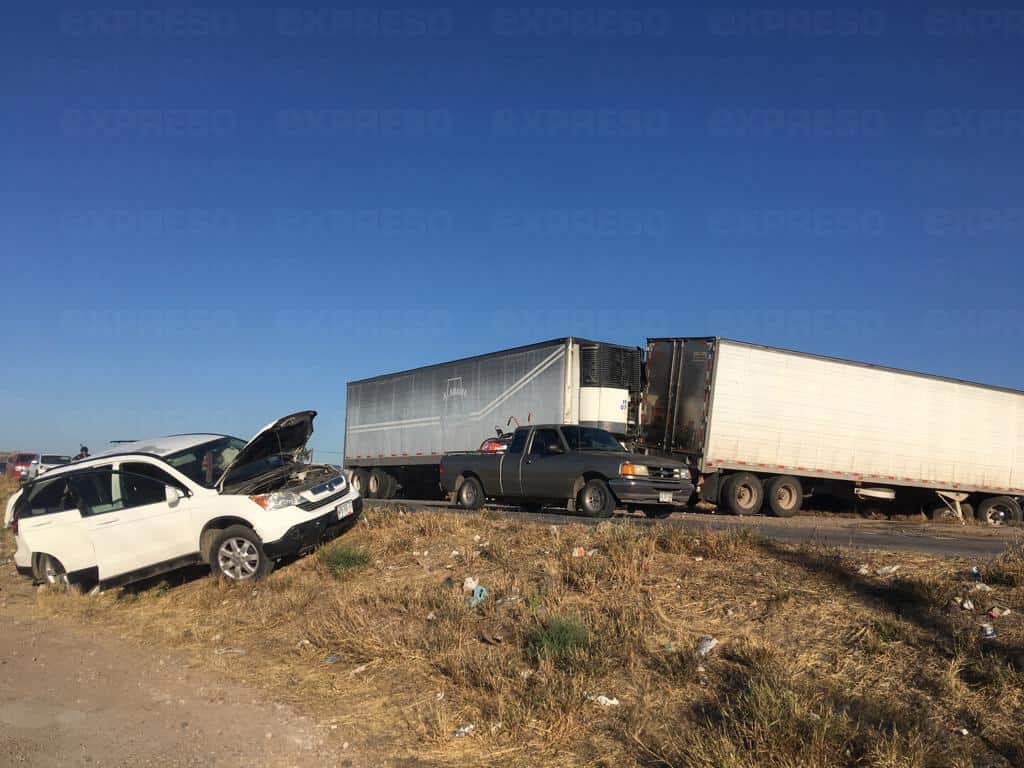 Choque entre camioneta y tráiler al sur de Hermosillo deja 3 lesionados