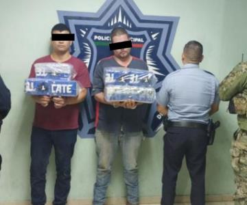 Detienen a dos hombres en Obregón por robar 84 latas de cerveza