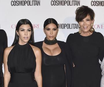 Acusan usuarios a Kim Kardashian por editar foto familiar navideña