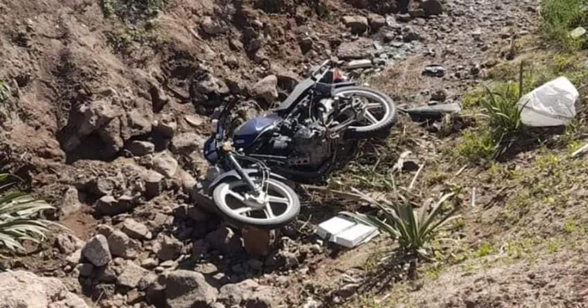 Padre e hijo sufren fatal accidente en moto en Álamos