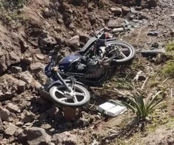 Padre e hijo sufren fatal accidente en moto en Álamos