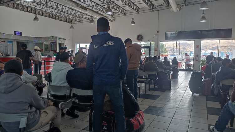 Sufren para encontrar un boleto en las centrales de autobuses de Hermosillo