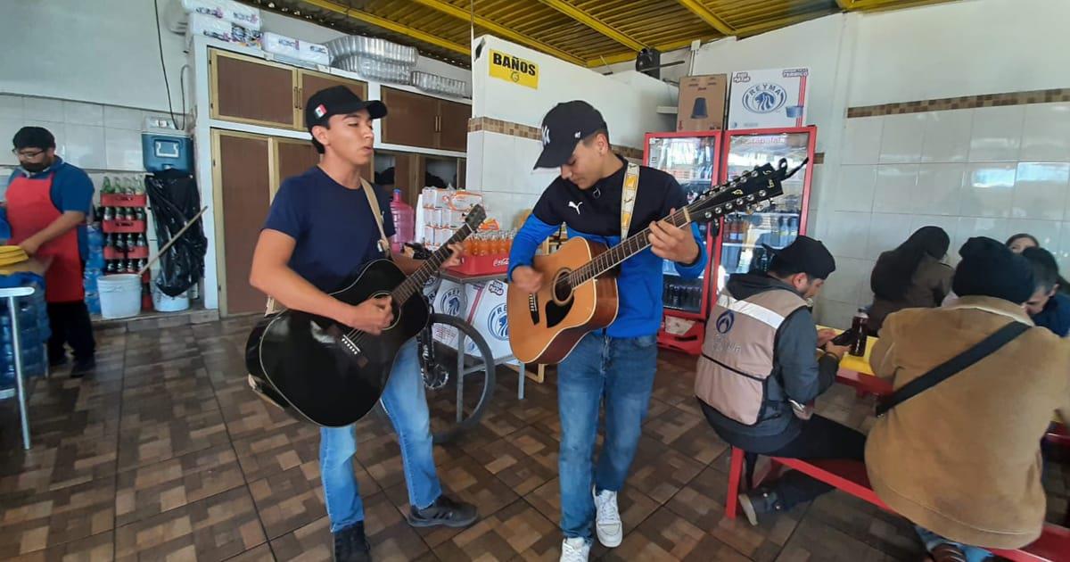 Dueto de jóvenes toca en restaurantes de la ciudad para pagar estudios