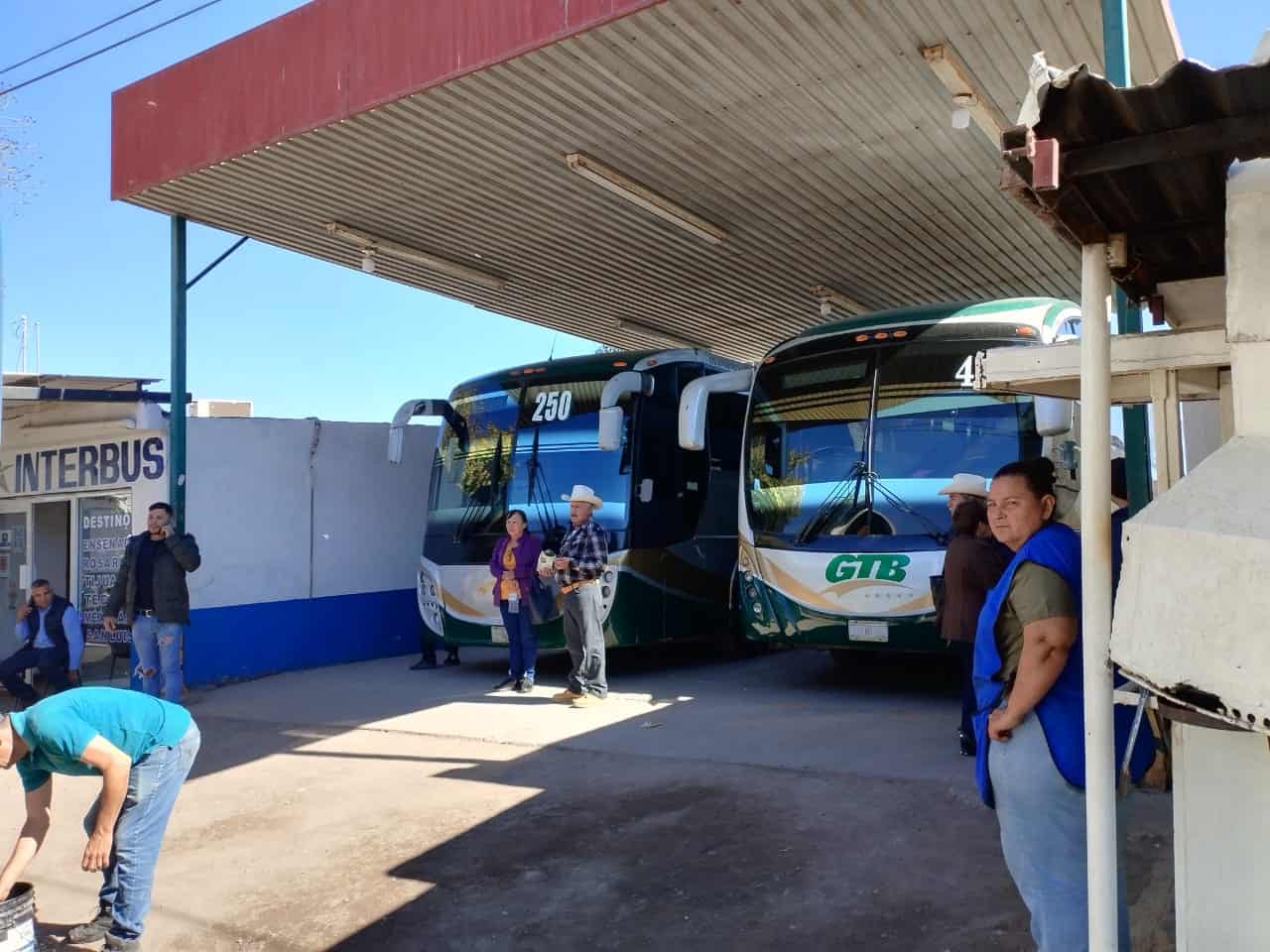 Decenas de viajeros se quedan varados en centrales de Navojoa