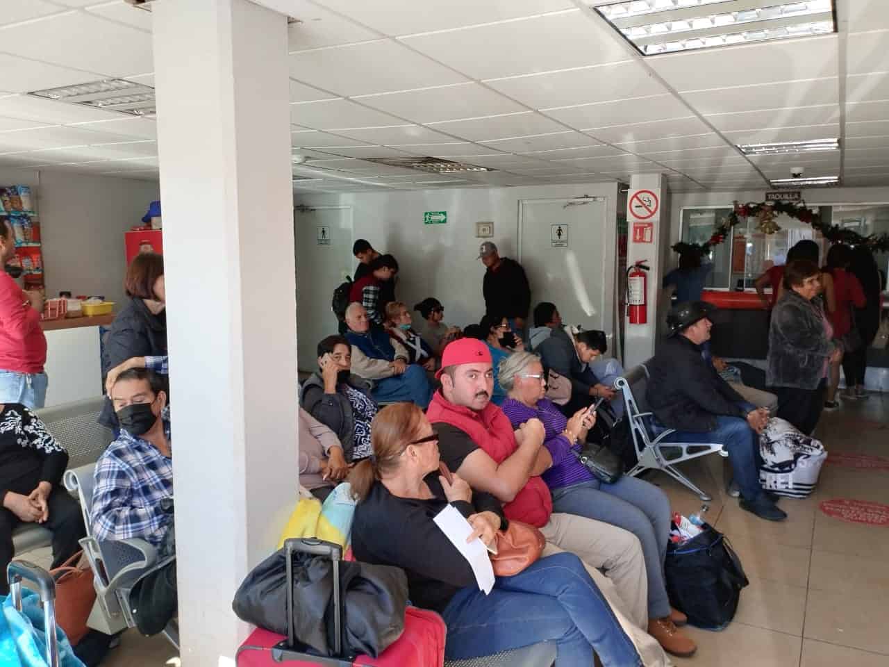 Decenas de viajeros se quedan varados en centrales de Navojoa