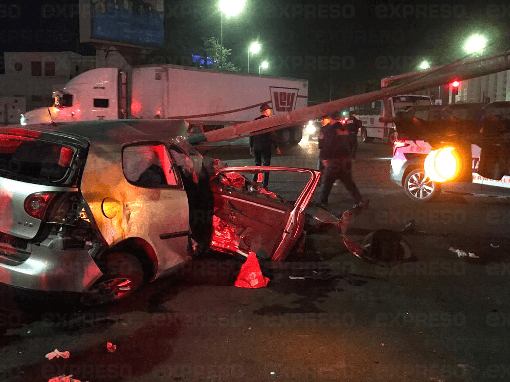 Vehículo impacta contra semáforo a alta velocidad; dos lesionados