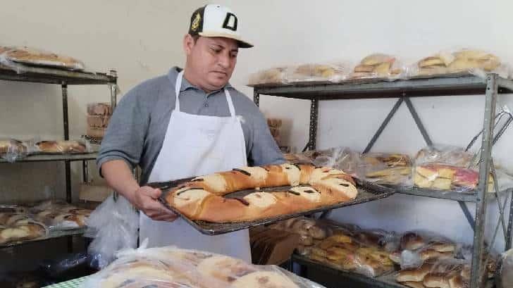 Elaborar la rosca de Reyes les cuesta 30% más a panaderos