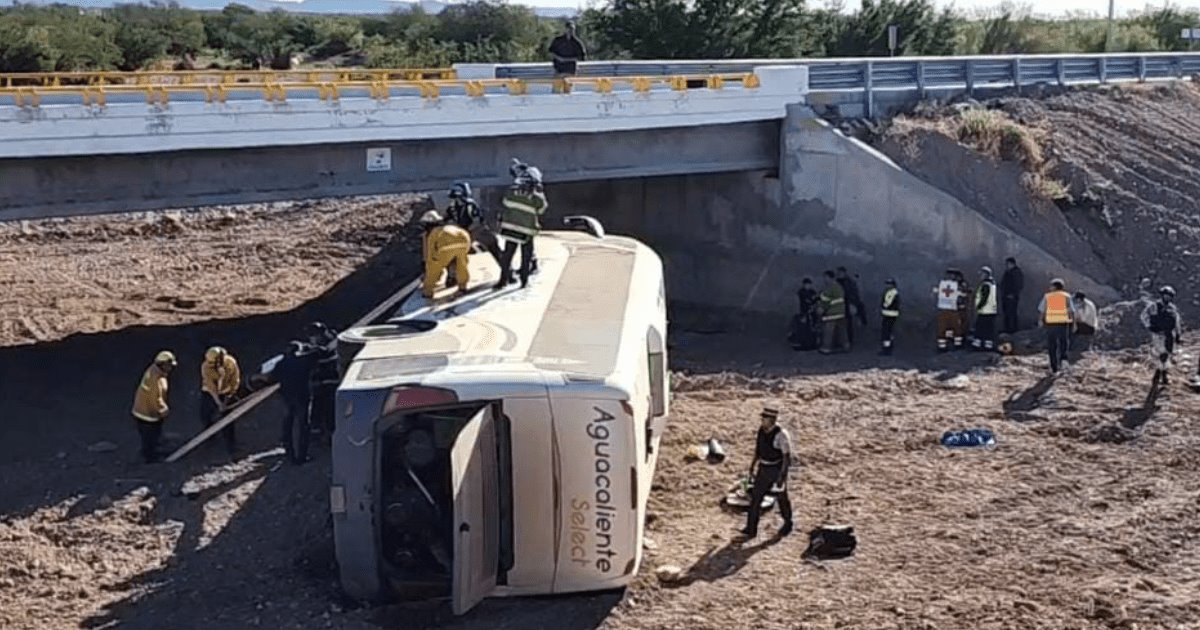 Camión de pasajeros se vuelca en la carretera Hermosillo-Guaymas