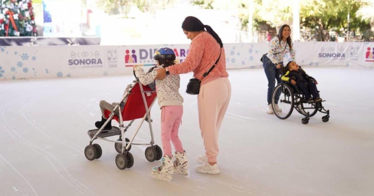Niñas y niños disfrutan de la pista de hielo en Hermosillo
