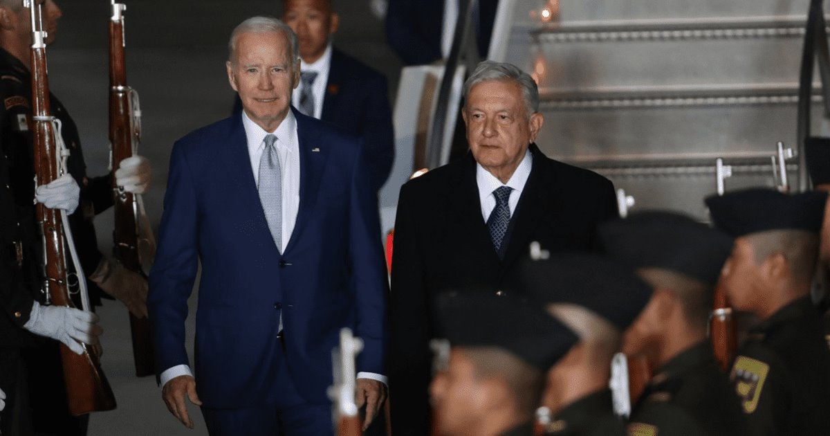 Joe Biden llega al AIFA y lo recibe AMLO