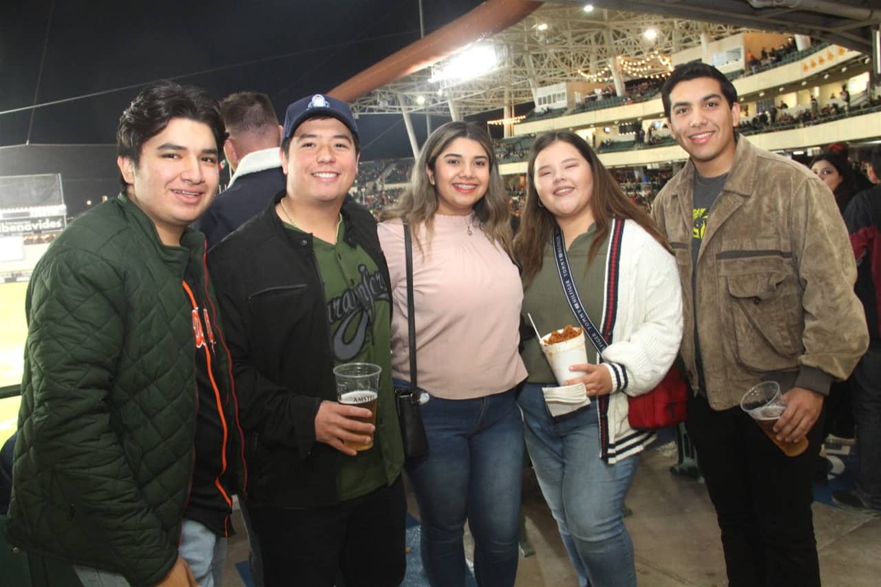 Festeja afición el pase de Naranjeros