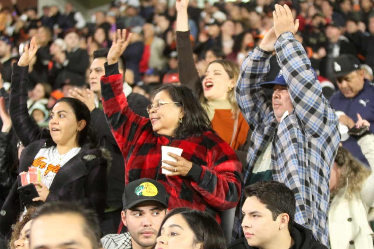 Festeja afición el pase de Naranjeros