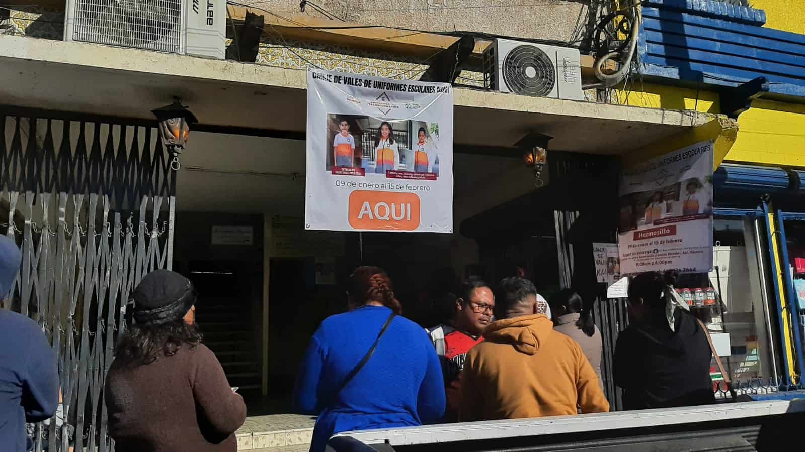 Hermosillenses acuden por uniformes escolares para el regreso a clases