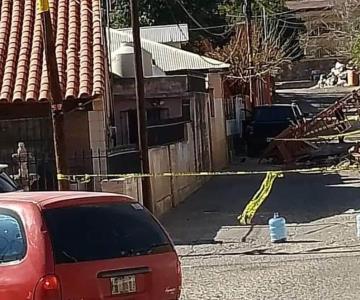 Colapsa vieja vivienda en Nogales y daña poste de luz