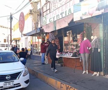 Comerciantes en Guaymas bloquean paso en banquetas con mercancías