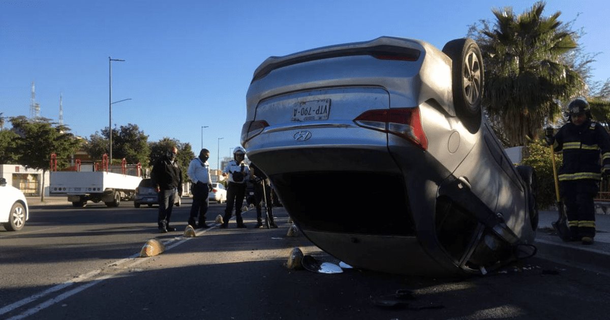 Volcamiento en la avenida Rosales; impacta contra confinamiento de ciclovía