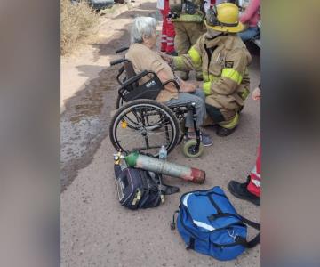 Bomberos llegan a tiempo y salvan a mujeres de incendio en Guaymas