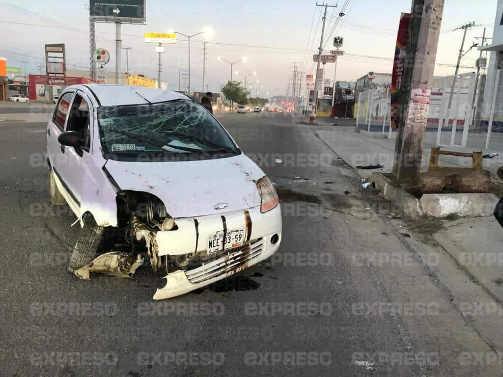 Mujer resulta lesionada en aparatoso accidente al norte de Hermosillo
