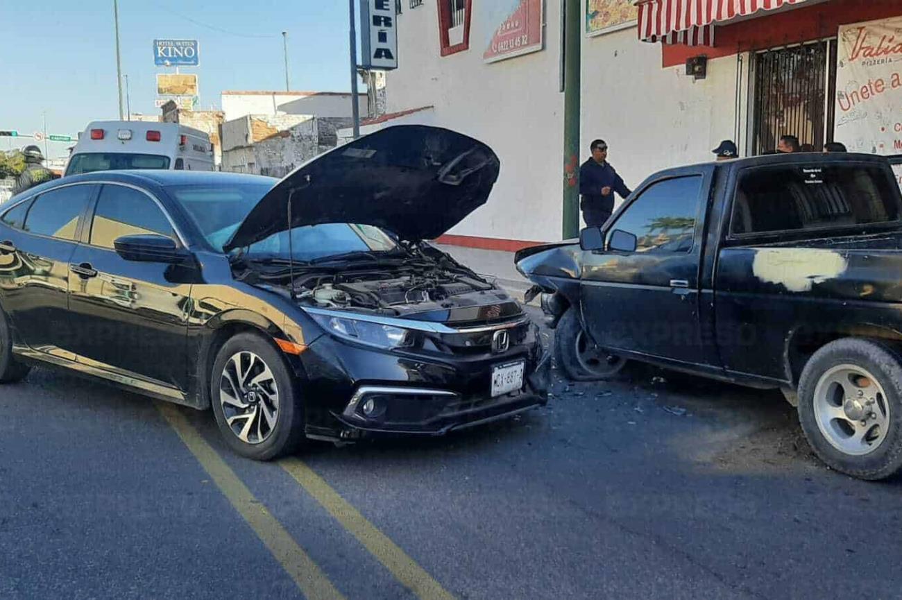 Chocan tres vehículos en el centro de Hermosillo