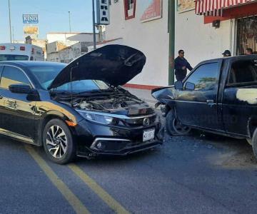 Chocan tres vehículos en el centro de Hermosillo